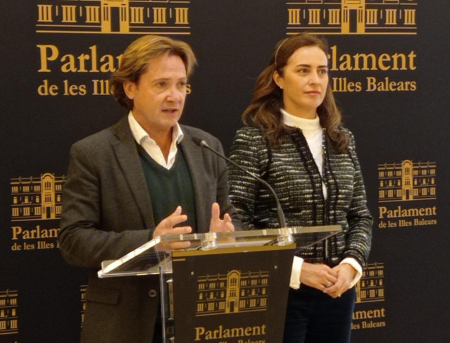 El portavoz parlamentario de Vox-Actúa Baleares, Jorge Campos, junto a la diputada de la formación Idoia Ribas.