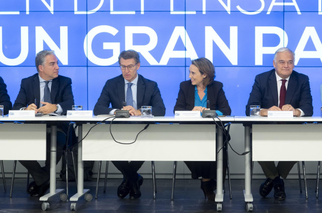 (I-D) El coordinador general del PP, Elías Bendodo; el presidente del PP, Alberto Núñez Feijóo; la secretaria general del PP, Cuca Gamarra, y el vicesecretario Institucional del PP, Esteban González Pons, en una rueda de prensa tras presidir la reunión de