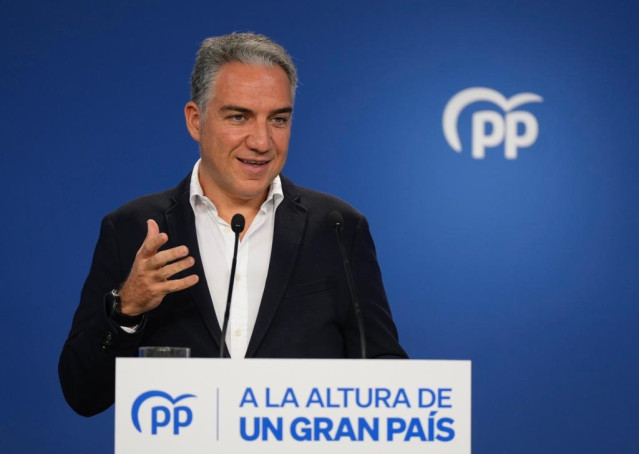 El coodinador general del PP, Elías Bendodo, durante la rueda de prensa de Génova.