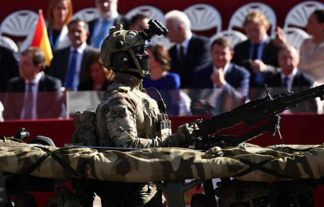 Archivo - Un militar en un tanque del Ejército de Tierra durante el acto solemne de homenaje a la bandera nacional y desfile militar en el Día de la Hispanidad, a 12 de octubre de 2022, en Madrid (España)