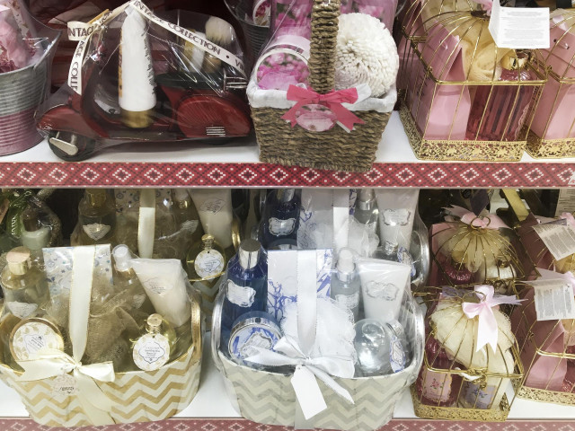 Archivo - Selección de productos de perfumería,