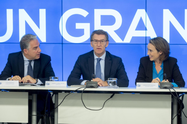 (I-D) El coordinador general del PP, Elías Bendodo; el presidente del PP, Alberto Núñez Feijóo, y la secretaria general del PP, Cuca Gamarra, ofrecen una rueda de prensa tras presidir la reunión del Comité Ejecutivo Nacional del PP, en la sede nacional de