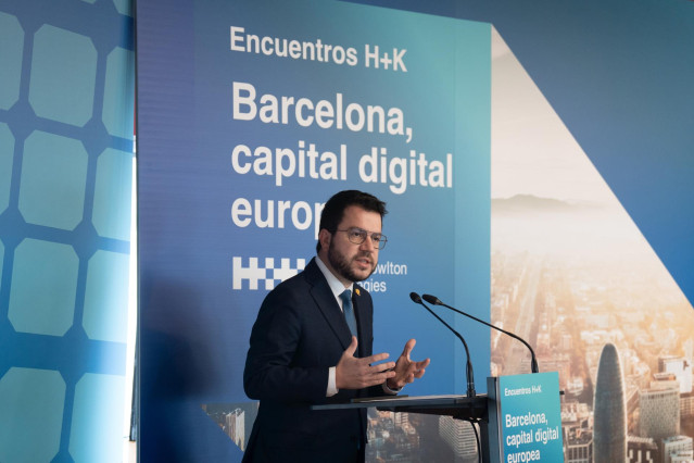 El presidente de la Generalitat, Pere Aragonès, interviene durante la clausura de los II Encuentros H+K en el Mirador del CCCB, a 18 de noviembre de 2022, en Barcelona, Cataluña (España).
