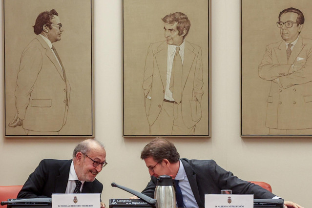 El líder del Partido Popular, Alberto Núñez Feijóo (d), y el exiembro del Parlamento Vasco, Nicolás Redondo Terreros, en la II Mesa de debate sobre Los Valores Constitucionales en la España del Siglo XXI en el Congreso de los Diputados, a 28 de noviembre