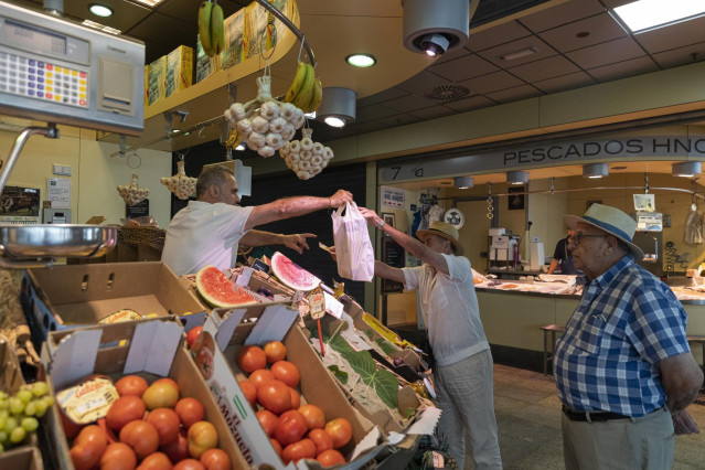 Archivo - Un puesto de frutas y verduras de un mercado de abastos, en una imagen de archivo.