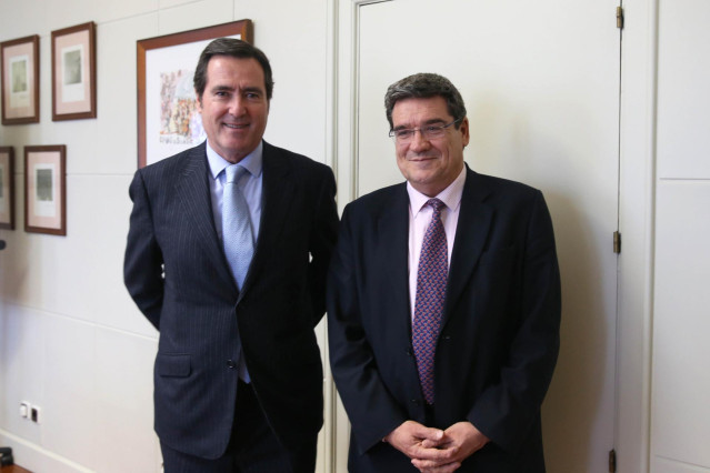 Archivo - El ministro de Inclusión, Seguridad Social y Migraciones, José Luis Escrivá, y el presidente de la CEOE, Antonio Garamendi, en una imagen de archivo.