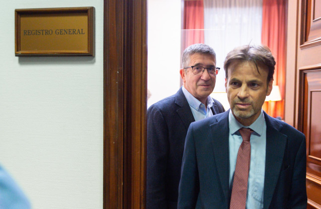 El portavoz del PSOE en el Congreso, Patxi López (i), y el presidente del grupo parlamentario de Unidas Podemos en el Congreso, Jaume Asens, al registrar la iniciativa