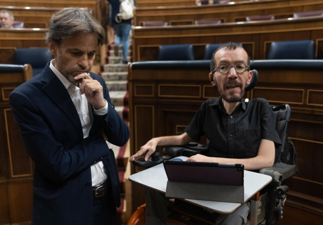 Archivo - El presidente del grupo parlamentario de Unidas Podemos y En Comú Podem en el Congreso, Jaume Asens (i) y el portavoz de Unidas Podemos en el Congreso, Pablo Echenique (d), a 26 de octubre de 2022, en Madrid (España).