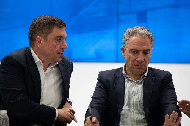 El coordinador general del Partido Popular, Elías Bendodo, junto al presidente del PP de La Rioja, Alberto Galiana
