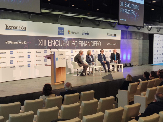 Archivo - Mesa redonda con la presidenta de Unespa, Pilar González de Frutos, el presidente de Inverco, Ángel Martínez-Aldama, y el director general de CECA, José María Méndez, en el XIII Encuentro del Sector Financiero organizado por el diario 'Expansión