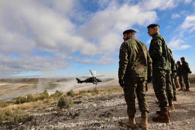 El Rey Felipe VI (c) durante el ejercicio de evaluación que lleva a cabo el personal de la XII rotación de la operación 'Enhanced Force Presence’, en en el Centro Nacional de Adiestramiento San Gregorio.