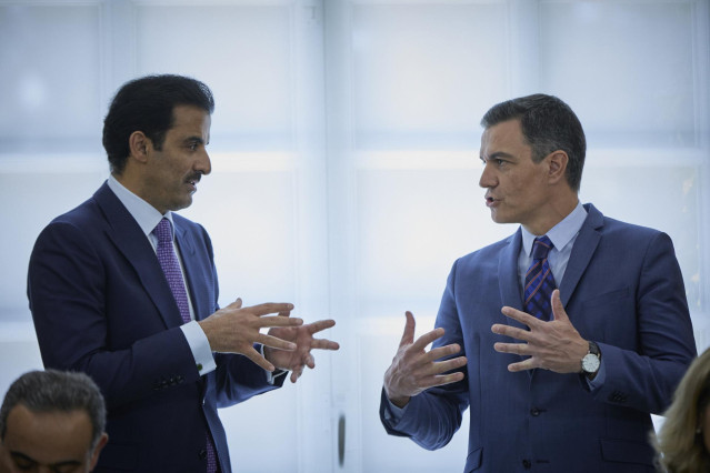 Archivo - El Emir de Qatar, Tamim bin Hamad Al Thani, y el presidente del Gobierno, Pedro Sánchez