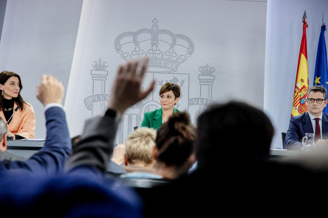 (I-D) La ministra de Justicia, Pilar Llop; la ministra Portavoz, Isabel Rodríguez y el ministro de la Presidencia, Relaciones con las Cortes y Memoria Democrática, Félix Bolaños, durante una rueda de prensa posterior al Consejo de Ministros, en el Palacio