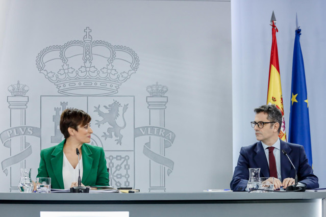 La ministra Portavoz, Isabel Rodríguez (i) y el ministro de la Presidencia, Relaciones con las Cortes y Memoria Democrática, Félix Bolaños (d), durante una rueda de prensa posterior al Consejo de Ministros, en el Palacio de La Moncloa, a 29 de noviembre d