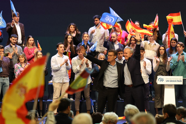 El presidente del Partido Popular, Alberto Núñez Feijóo, y el presidente del PP de Aragón y alcalde de Zaragoza, Jorge Azcón