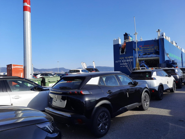 Archivo - Exportación de vehículos en el puerto de Vigo