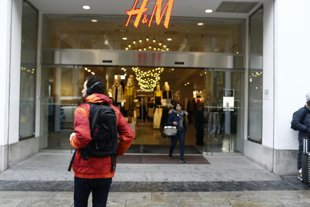Archivo - Entrada a la tienda H&M