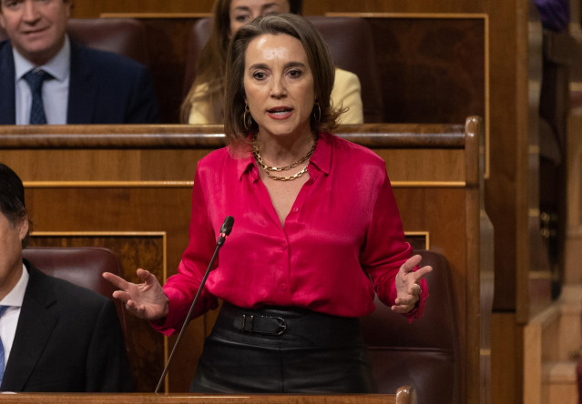 La portavoz parlamentaria del PP en el Congreso, Cuca Gamarra, interviene durante una sesión plenaria en el Congreso de los Diputados, a 30 de noviembre de 2022, en Madrid (España). La Junta de Portavoces del Congreso acordó, el pasado jueves 24 de noviem