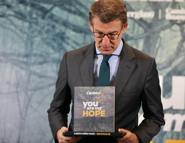 El presidente del Partido Popular (PP), Alberto Núñez Feijóo, con el Premio al Mejor Político, otorgado por la revista Cambio 16, en el Westin Palace, a 30 de noviembre de 2022, en Madrid (España). Los Premios Cambio16 reconocen anualmente a todos los líd