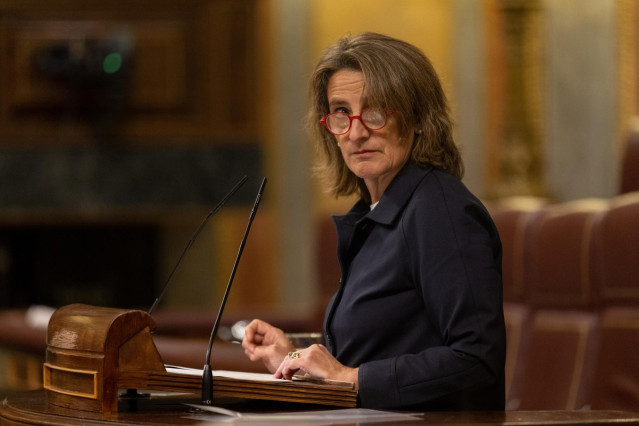 La vicepresidenta tercera y ministra de Transición Ecológica y Reto Democrático, Teresa Ribera, interviene durante una sesión plenaria en el Congreso de los Diputados, a 23 de noviembre de 2022, en Madrid (España).
