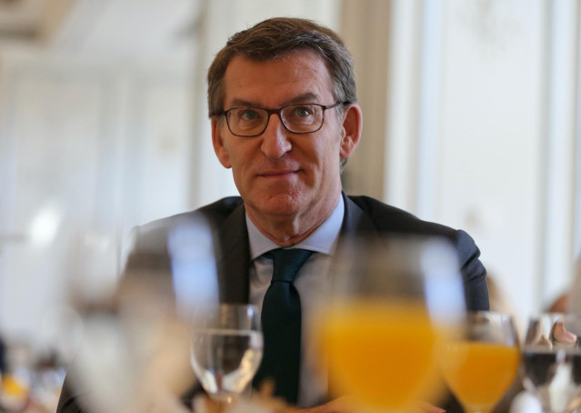 El presidente del Partido Popular (PP), Alberto Núñez Feijóo, durante el acto en el que recibe el Premio al Mejor Político, otorgado por la revista Cambio 16, en el Westin Palace, a 30 de noviembre de 2022, en Madrid (España). Los Premios Cambio16 reconoc