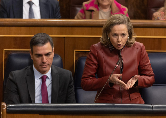 La vicepresidenta primera y ministra de Asuntos Económicos y Transformación Digital, Nadia Calviño, interviene durante una sesión plenaria en el Congreso de los Diputados, a 30 de noviembre de 2022, en Madrid (España). La Junta de Portavoces del Congreso