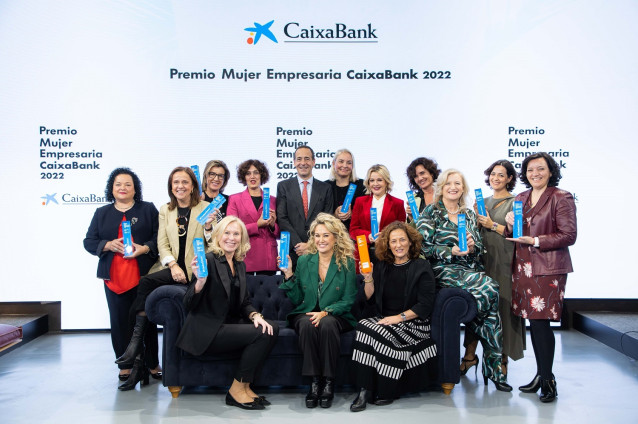 El consejero delegado de CaixaBank, Gonzalo Gortázar, junto a las ganadoras de los premios.