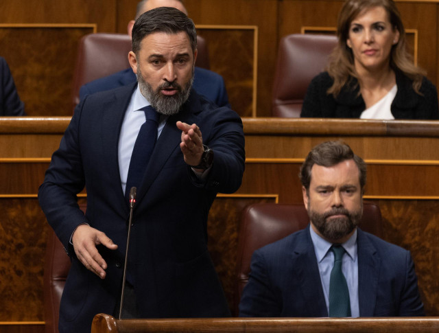 El líder de Vox, Santiago Abascal, interviene durante una sesión plenaria en el Congreso de los Diputados, a 30 de noviembre de 2022, en Madrid (España)