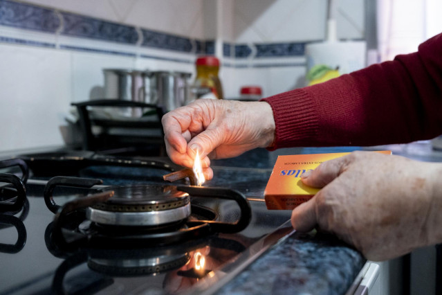 Archivo - Una persona enciende un fuego de cocina de gas.