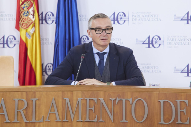 El portavoz del Grupo Parlamentario Vox, Manuel Gavira, durante la ronda de ruedas de prensa de portavoces de los grupos parlamentarios con motivo de la reunión de la Mesa y de la Junta de Portavoces en el Parlamento de Andalucía, a 30 de noviembre de 202