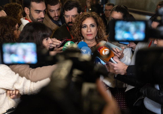 La ministra de Hacienda, María Jesús Montero, ofrece declaraciones a los medios a su llegada al homenaje a la escritora Almudena Grandes en el primer aniversario de su fallecimiento, en el Salón de actos del Ateneo, a 28 de noviembre de 2022, en Madrid (E