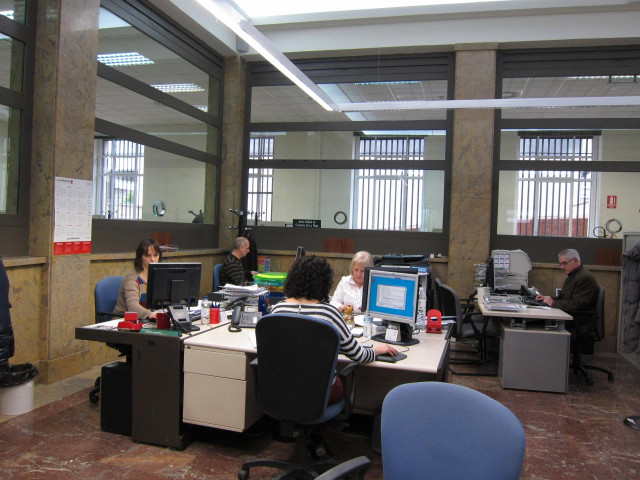 Archivo - Funcionarios trabajando en una administración local