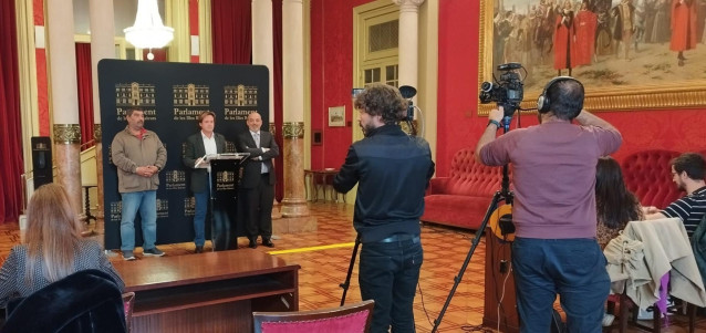 El portavoz de Vox en el Parlament, Jorge Campos, en la rueda de prensa.