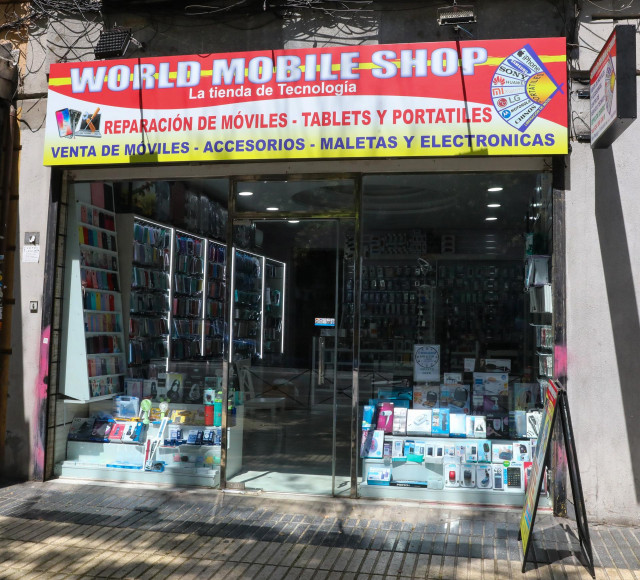 Archivo - Escaparate de una tienda de tecnología y accesorios, a 26 de julio de 2022, en Madrid (España).