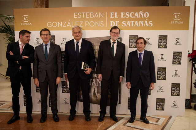 El presidente del Partido Popular, Alberto Núñez Feijóo (2i); el vicesecretario general institucional del PP, Esteban González Pons (c); el ex presidente del Gobierno Mariano Rajoy (2d), y el alcalde de Madrid, José Luis Martínez-Almeida (1d)