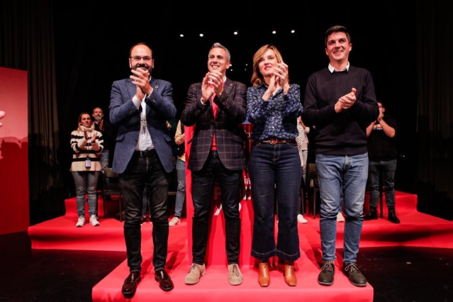 La portavoz nacional del PSOE, Pilar Alegría, con los candidatos a la Presidencia de Cantabria, Pablo Zuloaga, y a las alcaldías de Santander y Torrelavega, Daniel Fernández y José Luis Urraca