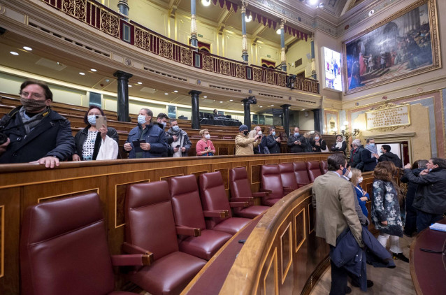Archivo - Varios visitantes en el salón de Plenos, el día de la inauguración de las jornadas de Puertas Abiertas en la Cámara Baja, a 3 de diciembre de 2021.