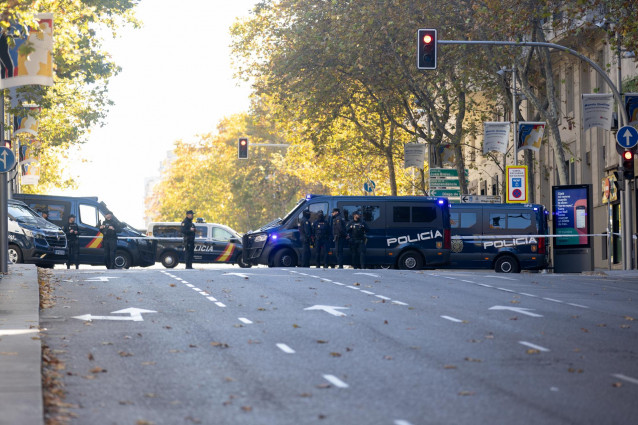 Agentes de Policía en la Embajada de EEUU en Madrid donde se ha recibido un paquete bomba, a 1 de diciembre de 2022, en Madrid (España).