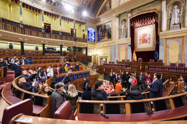 Un grupo de personas en el hemiciclo del Congreso de los Diputados en las 25 edición de las Jornadas de Puertas Abiertas, a 2 de diciembre de 2022, en Madrid (España).