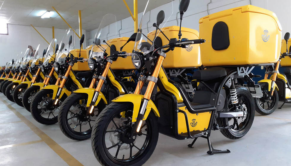 Archivo - Correos incrementa su flota no contaminante con cinco nuevas motos eléctricas en Teruel.