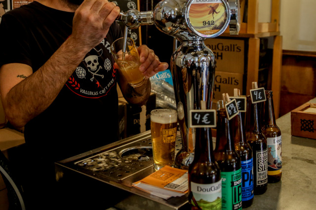 Archivo - Un camarero tira una cerveza artesanal en un bar