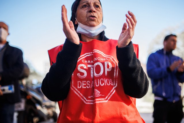 Archivo - Una activista de Stop Desahucios protesta contra el desahucio de una familia