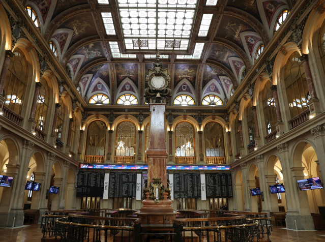 Archivo - Vista de varios paneles del Ibex 35 en el Palacio de la Bolsa, a 21 de octubre de 2022, en Madrid (España).