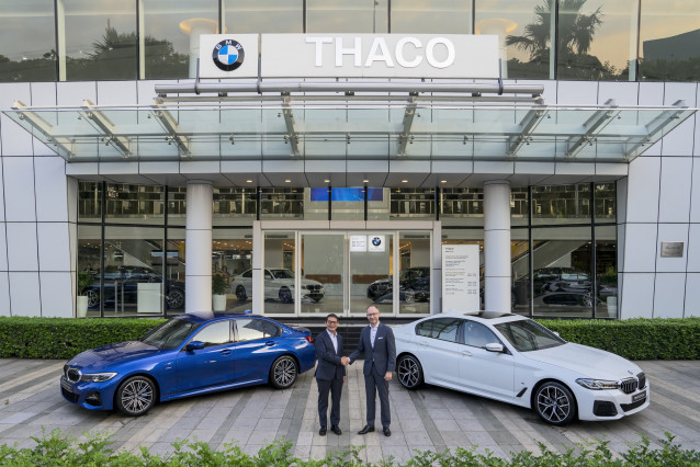 De izda a dcha: el presidente de Truong Hai Auto Corporation (Thaco) , Trân Bá Duong, y el director general del Grupo BMW en Asia, Lars Nielsen.