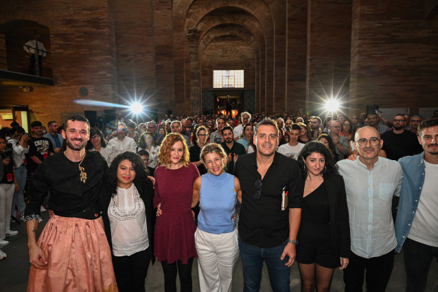 Archivo - Foto de familia de los asistentes al acto de Sumar en el Museo Nacional de Arte Romano, a 28 de octubre de 2022, en Mérida, Badajoz, Extremadura (España).