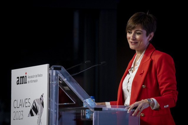 La ministra de Política Territorial y Portavoz del Gobierno, Isabel Rodríguez, inaugura el evento ‘Claves 2023’ que organiza la Asociación de Medios de Información (AMI), en el Beatriz Madrid Auditorio, a 1 de diciembre de 2022, en Madrid (España).