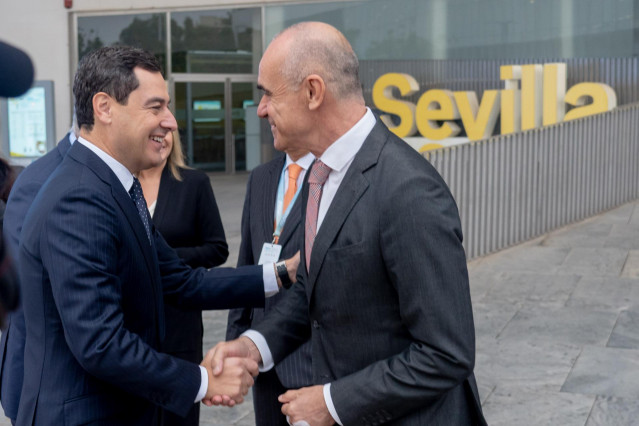 El presidente de la Junta, Juanma Moreno junto al alcalde de Sevilla, Antonio Muñoz, a la llegada del  encuentro internacional sobre movilidad sostenible MOW Forum Andalucía a 24 de noviembre del 2022 en Sevilla (Foto de archivo).