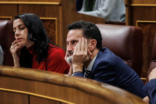 La líder de Ciudadanos, Inés Arrimadas y el portavoz parlamentario de Ciudadanos en el Congreso, Edmundo Bal, durante una sesión plenaria en el Congreso de los Diputados, a 1 de diciembre de 2022, en Madrid (España).