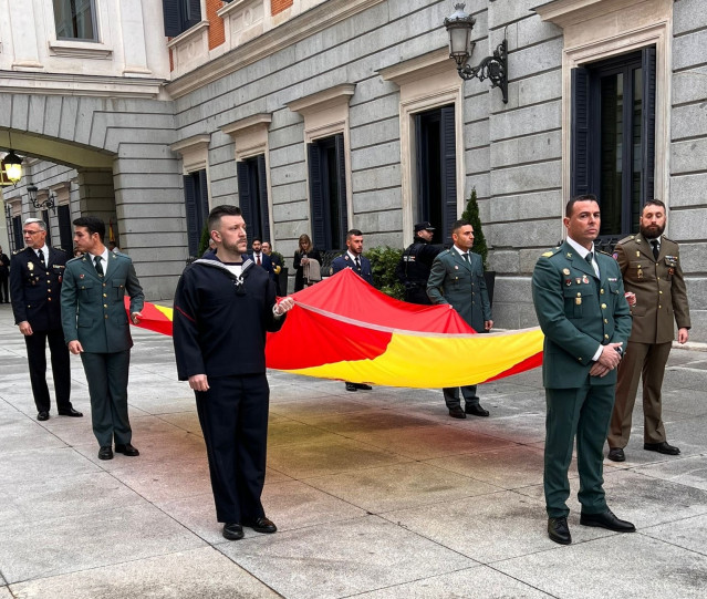 Izado de la bandera nacional ante el Congreso en el Día de la Constitución de 2022.