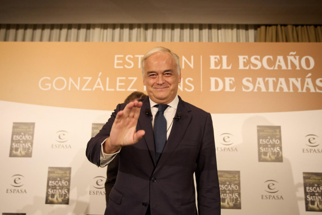 El vicesecretario general institucional del PP, Esteban González Pons, saluda a su llegada a la presentación del libro ‘El escaño de Satanás’ en el Hotel Intercontinental, a 30 de noviembre de 2022, en Madrid (España). ‘El escaño de Satanás’ narra cómo lo